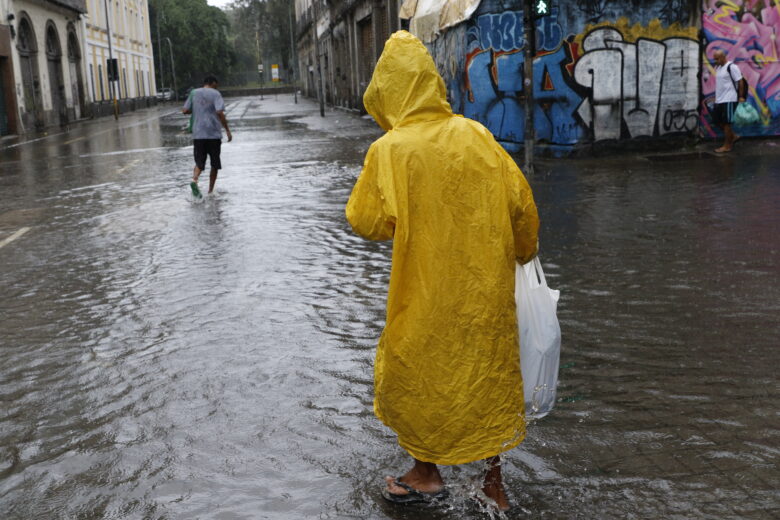 Rio de Janeiro (RJ) 22/03/2024 – Temporal atinge o Rio de Janeiro e trabalhadores deixam a região central da cidade, que tem ponto facultativo decretado com previsão de chuvas extremas. Foto: Fernando Frazão/Agência Brasil