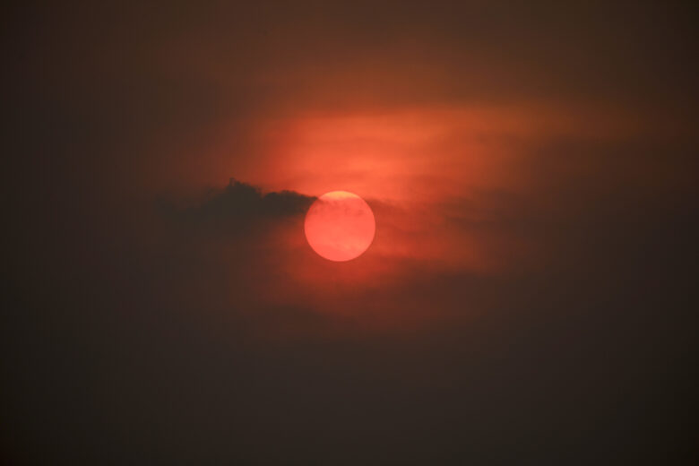 Porto Jofre (MT) 17/11/2023 – Fim de tarde com sol vermelho por conta da fumaça do incêndio florestal que atinge o Pantanal. Foto: Joédson Alves/Agência Brasil