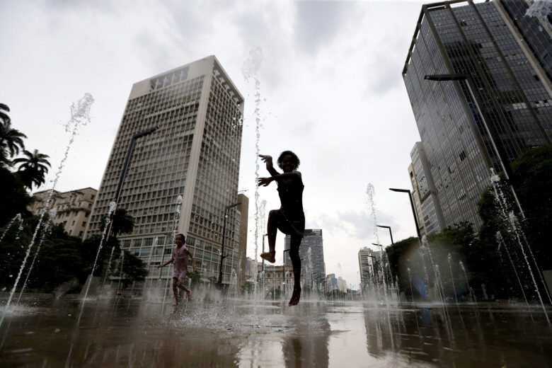 RETROSPECTIVA_2023 - Onda de calor em São Paulo. - Foto: Paulo Pinto/Agência Brasil