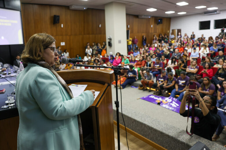 Brasília, DF 19/03/2024 A Ministra das Mulheres, Cida Gonçalves, durante o lançamento do Plano de Ação do Pacto Nacional de Prevenção aos Feminicídios e Programa Asas pro Futuro no evento Março das Mulheres: O #BrasilporElas no enfrentamento à misoginia e na promoção da igualdade. Foto: Fabio Rodrigues-Pozzebom/ Agência Brasil