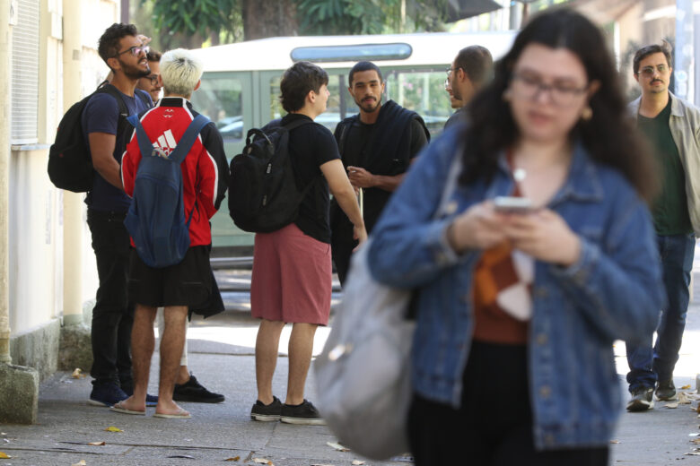 Rio de Janeiro (RJ), 06/07/2023 - Estudantes universitários no campus Praia Vermelha da UFRJ. Foto:Tânia Rêgo/Agência Brasil