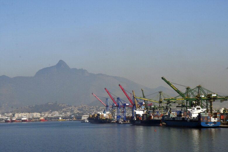 Atracação de navios no Caís do Porto do Rio de Janeiro, guindaste, container. Por: Tânia Rêgo/Agência Brasil