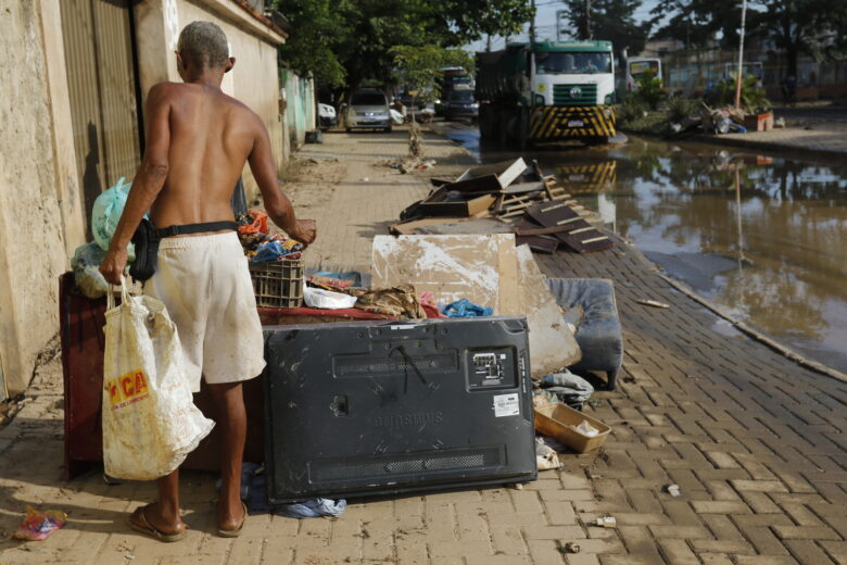 Belford Roxo (RJ) 16/01/2024 – Estragos e prejuízos aos moradores causados pelas chuvas em Belford Roxo, na Baixada Fluminense, que teve diversos pontos de alagamentos com a enchente do rio Botas. Foto: Fernando Frazão/Agência Brasil