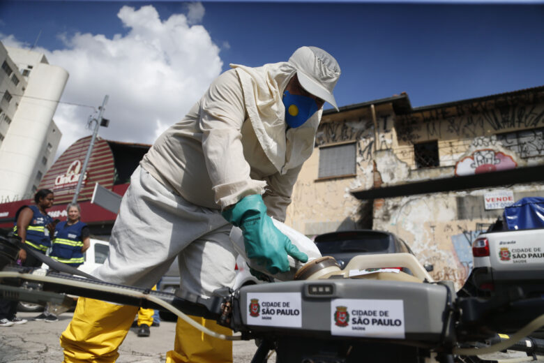 São Paulo (SP) 05/03/2024 - Agentes de saude da cidade de São Paulo em ação com drone em prédios abandonados, à procura de focos do mosquito transmissor. Foto: Paulo Pinto/Agência Brasil