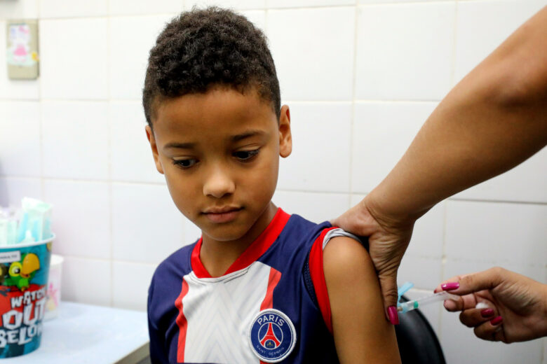 Brasília (DF) 09/02/2024 - Vacinação dengue crianças no DF - Vacina - Começa vacinação contra a dengue no sistema público de saúde do DF. Foto: Paulo H. Carvalho/Agência Brasília