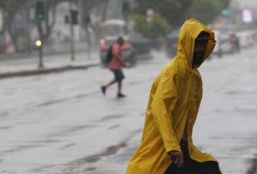 Rio de Janeiro (RJ) 22/03/2024 – Temporal atinge o Rio de Janeiro e trabalhadores deixam a região central da cidade, que tem ponto facultativo decretado com previsão de chuvas extremas. Foto: Fernando Frazão/Agência Brasil