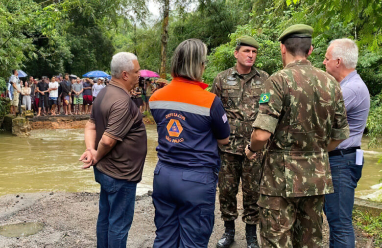 A Prefeitura de Ubatuba, Defesa Civil Municipal e Estadual e o Exército Brasileiro se reuniram hoje, 8, no bairro da Folha Seca para prestar ajuda humanitária à comunidade que ficou isolada com o desabamento da ponte que dá acesso a estrada SP-55. Foto: Defesa Civil Ubatuba/Divulgação