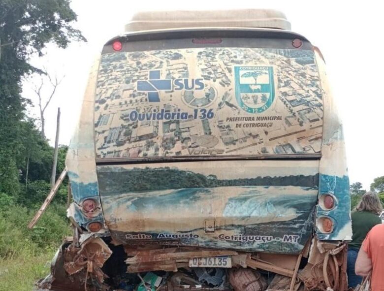 Acidente entre uma carreta e um ônibus de secretaria de saúde deixa duas pessoas feridas em rodovia de Mato Grosso