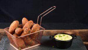 Como fazer bolinho de arroz com queijo e calabresa