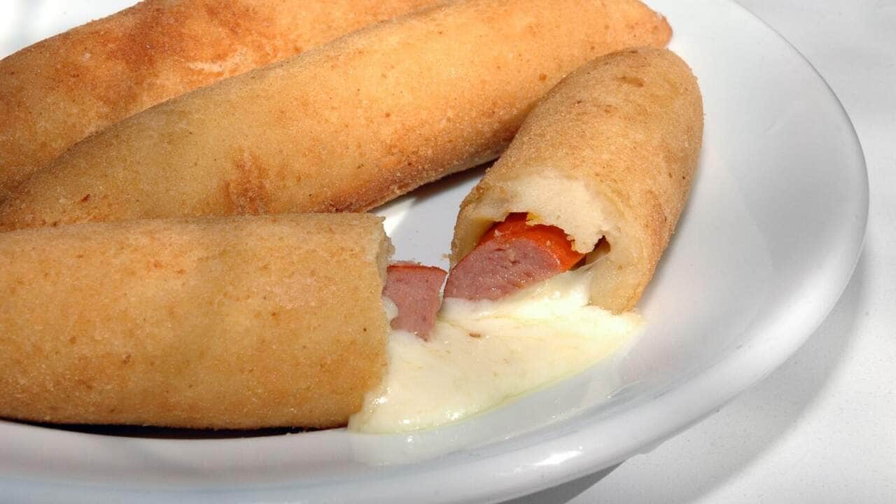 Como fazer enroladinhos de salsicha