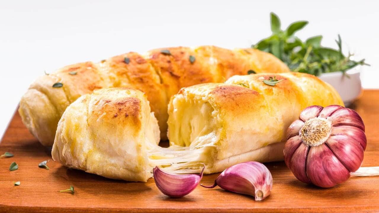 Como fazer pão de alho com queijo