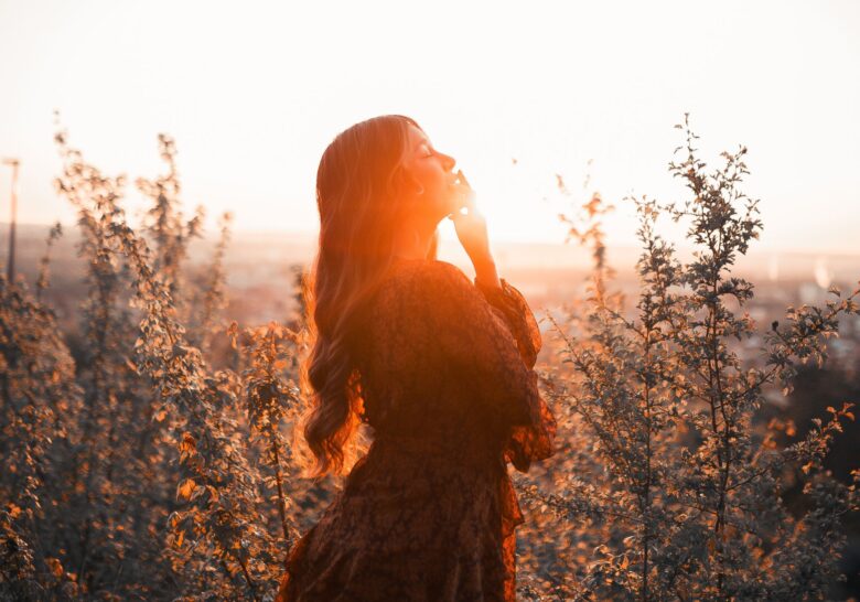 Mulher em paz com sua vida - Foto Canva