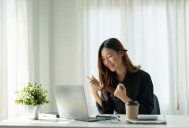 Retrato de uma jovem mulher asiática de negócios feliz comemorando o sucesso - Fotos do Canva