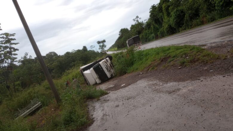 Carreta bloqueia BR-163 em Lucas do Rio Verde na madrugada desta sexta-feira (12)