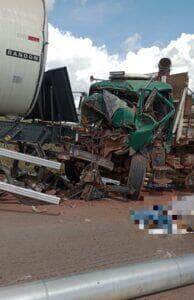 Motorista fica ferido em acidente entre caminhão e carreta-tanque na BR-163 em Lucas do Rio Verde