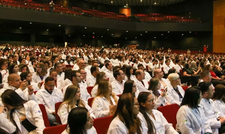 Brasília (DF), 14/08/2023 - A ministra da Saúde, Nísia Trindade, participa da cerimônia de acolhimento dos profissionais do Programa Mais Médicos para o Brasil. Foto: Wilson Dias/Agência Brasil