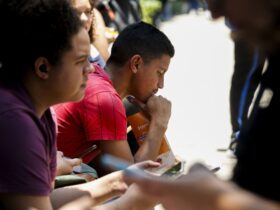 São Paulo (SP) 05/11/2023 - Estudantes e pais na Universidade Paulista no bairro do Paraiso . Foto: Paulo Pinto/Agência Brasil