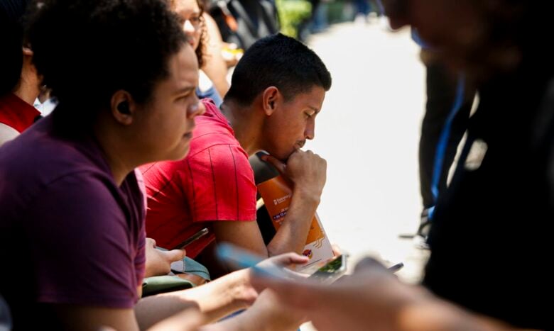 São Paulo (SP) 05/11/2023 - Estudantes e pais na Universidade Paulista no bairro do Paraiso . Foto: Paulo Pinto/Agência Brasil