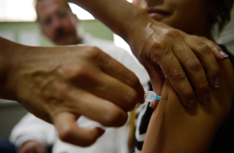 Brasília - Alunas do Centro de Ensino Fundamental 25, em Ceilândia, são vacinadas contra o papiloma vírus humano - HPV (Marcelo Camargo/Agência Brasil)