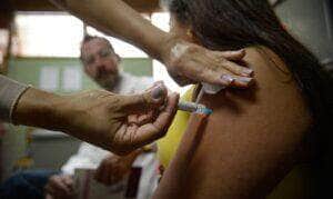 Brasília - Alunas do Centro de Ensino Fundamental 25, em Ceilândia, são vacinadas contra o papiloma vírus humano - HPV (Marcelo Camargo/Agência Brasil)