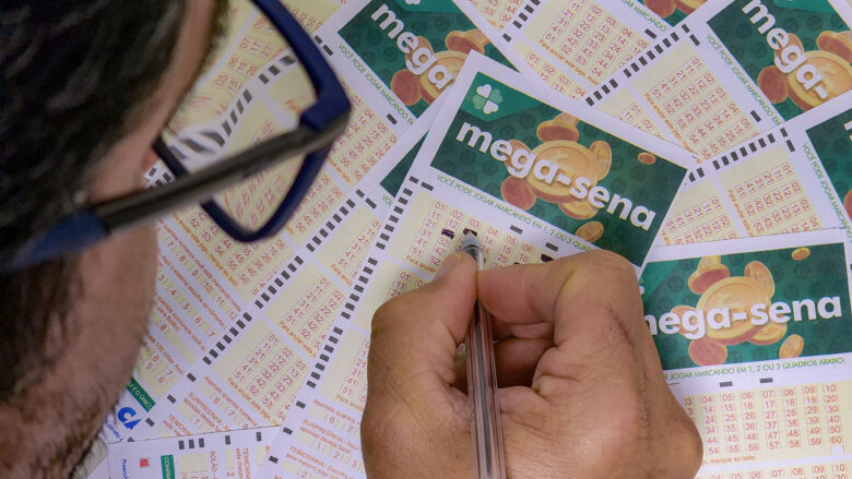 22/06/2023 - Brasília - Mega-Sena, concurso da Mega-Sena, jogos da Mega-Sena, loteria da Mega-Sena - Volantes da Mega Sena sendo preenchidos para apostas em casas lotéricas da Caixa. Foto: Rafa Neddermeyer/Agência Brasil/Arquivo