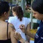 Rio de Janeiro (RJ), 13/04/2024 – População participa do dia D de vacinação contra a gripe, na Praça Afonso Pena, na Tijuca, zona norte da capital fluminense. Foto: Tomaz Silva/Agência Brasil