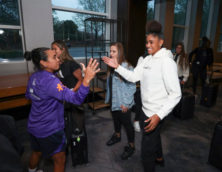 Marta cumprimenta Tarciane na apresentção em Atlanta, para disputa do Torneio SheBelieves, em 01/04/2024 Por: Lívia Villas Boas/CBF/Direitos Reservados