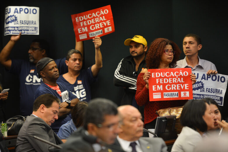 O ministro da Educação, Renato Janine, participa de audiência pública, promovida pela Comissão de Educação da Câmara dos Deputados (José Cruz/Agência Brasil)