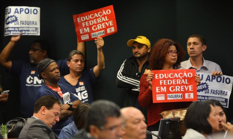 O ministro da Educação, Renato Janine, participa de audiência pública, promovida pela Comissão de Educação da Câmara dos Deputados (José Cruz/Agência Brasil)