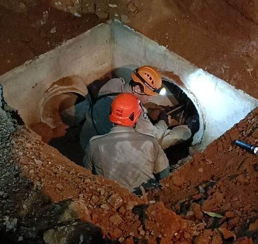 Bombeiros resgatam idosa que estava desaparecida após cair em bueiro em MT