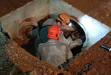 Bombeiros resgatam idosa que estava desaparecida após cair em bueiro em MT