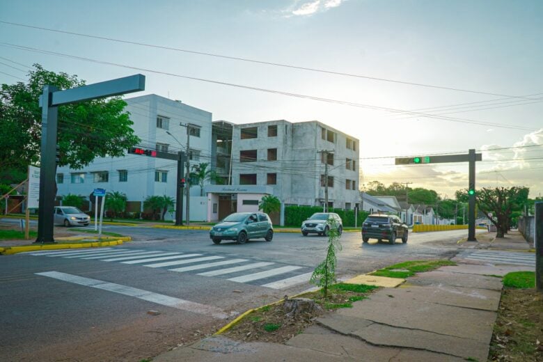 Semáforo na Avenida Pará com Tocantins garante mais segurança para motoristas e pedestres em Lucas do Rio Verde.