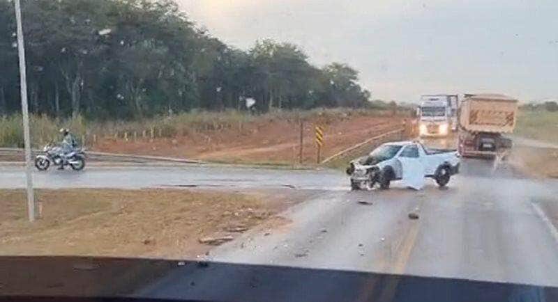 Colisão entre pick-up Strada e carreta na BR-163 é registrado em Nova Mutum