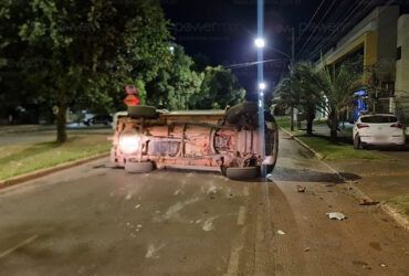 Camioneta tomba após colidir com carro estacionado no centro de Nova Mutum