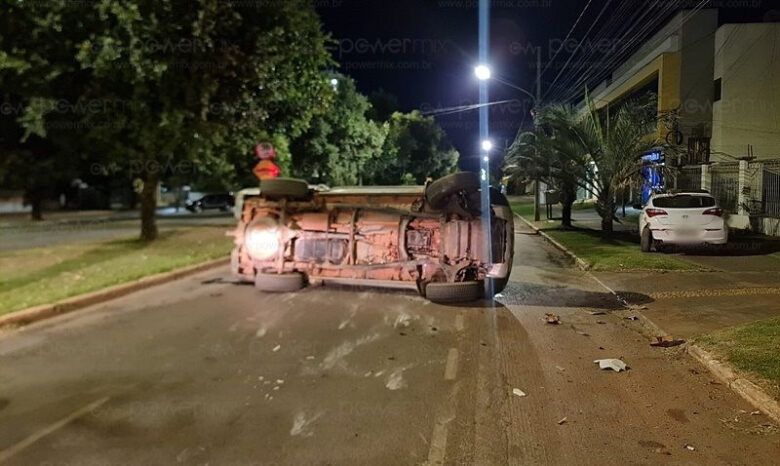 Camioneta tomba após colidir com carro estacionado no centro de Nova Mutum