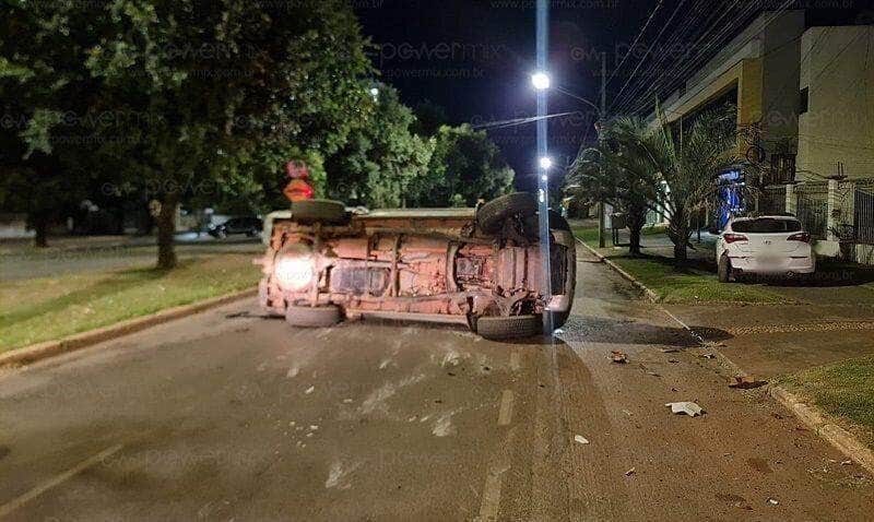 Camioneta tomba após colidir com carro estacionado no centro de Nova Mutum