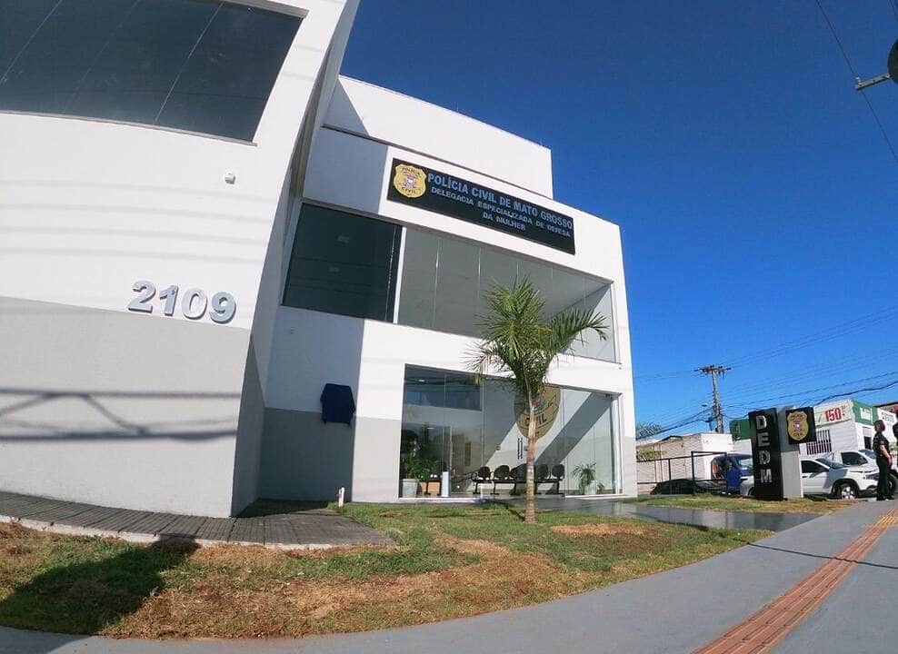 Homem mantém mulher em cárcere privado e ameaça com faca em Cuiabá: suspeito é preso pela DEDM