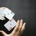 Homem fazendo truques de cartas - Fotos do Canva