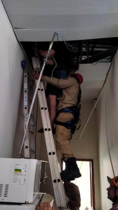 Equipe do 3º BBM realizando o resgate da vítima - Foto por: CBMMTEquipe do 3º BBM realizando o resgate da vítima