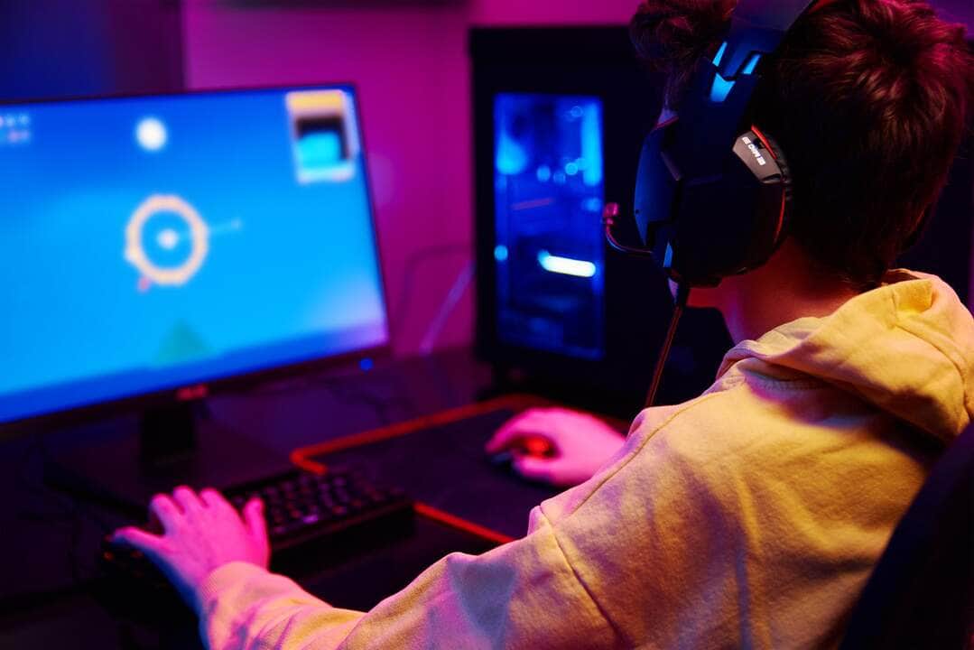 Menino joga jogo de computador em casa, vício em jogos - Fotos do Canva