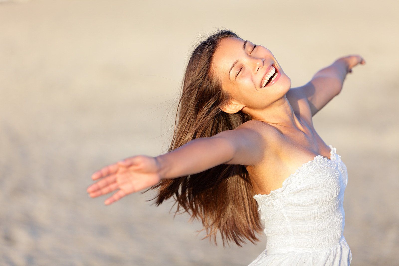 Mulher de férias feliz - Fotos do Canva1 (1)