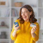 Mulher está fazendo compras on-line - Fotos do Canva