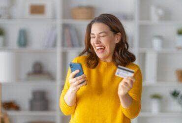 Mulher está fazendo compras on-line - Fotos do Canva