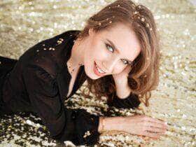 Mulher jovem sorridente atraente - Fotos do Canva