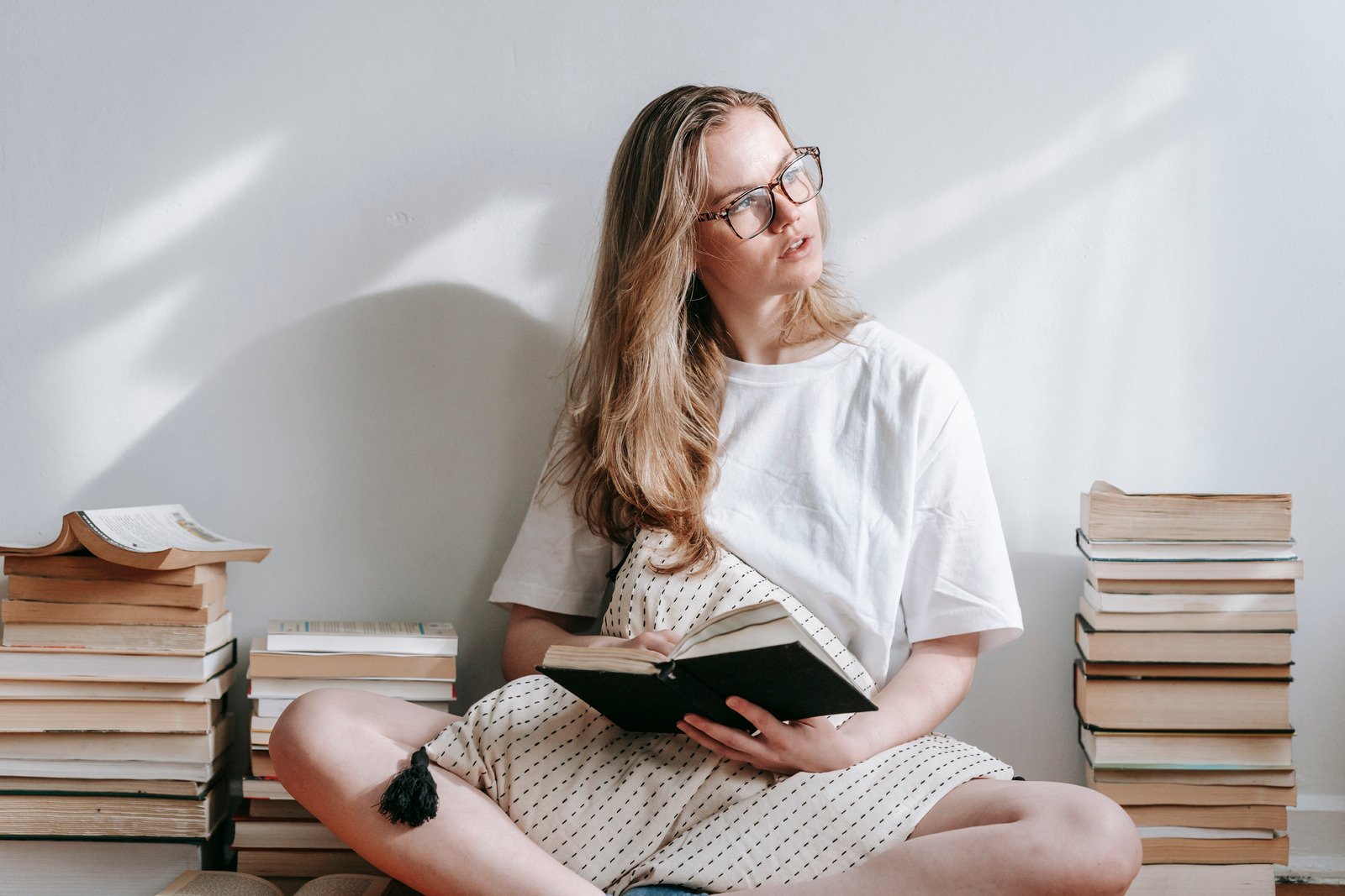 Mulher lendo um livro - Fotos do Canva