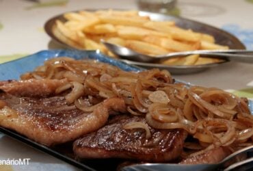 Receita de carne acebolada