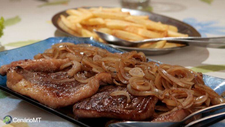 Receita de carne acebolada