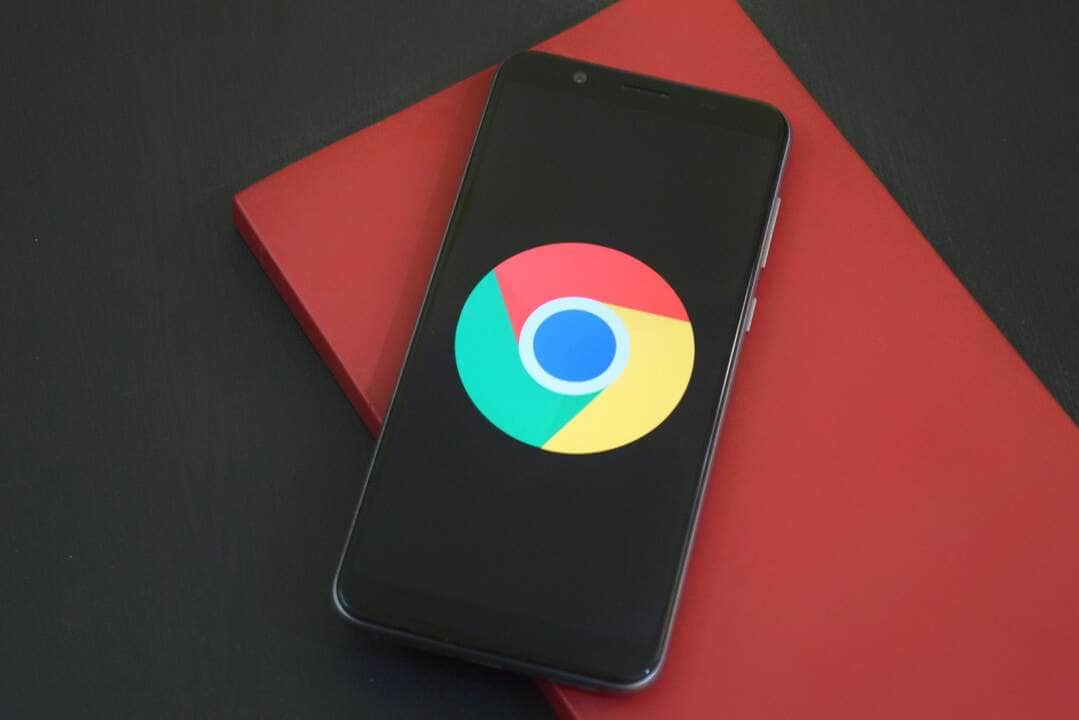 Smartphone preto do Google na caixa Google Chrome - Fotos do Canva