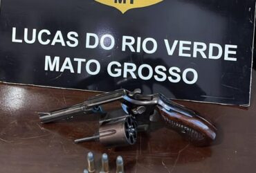 Na cintura do suspeito foi apreendido um revólver calibre 38 com seis munições intactas.