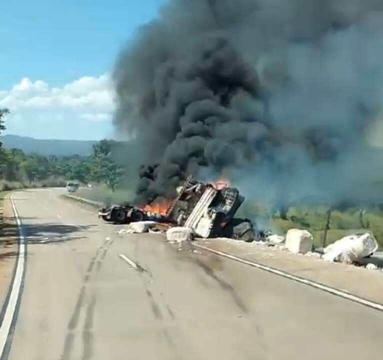 Acidente envolvendo quatro carretas interdita BR-364; carga de algodão pega fogo